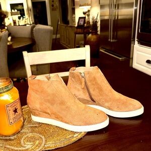 L.Paolo - Tan Suede Ankle Boots Size 8.5M